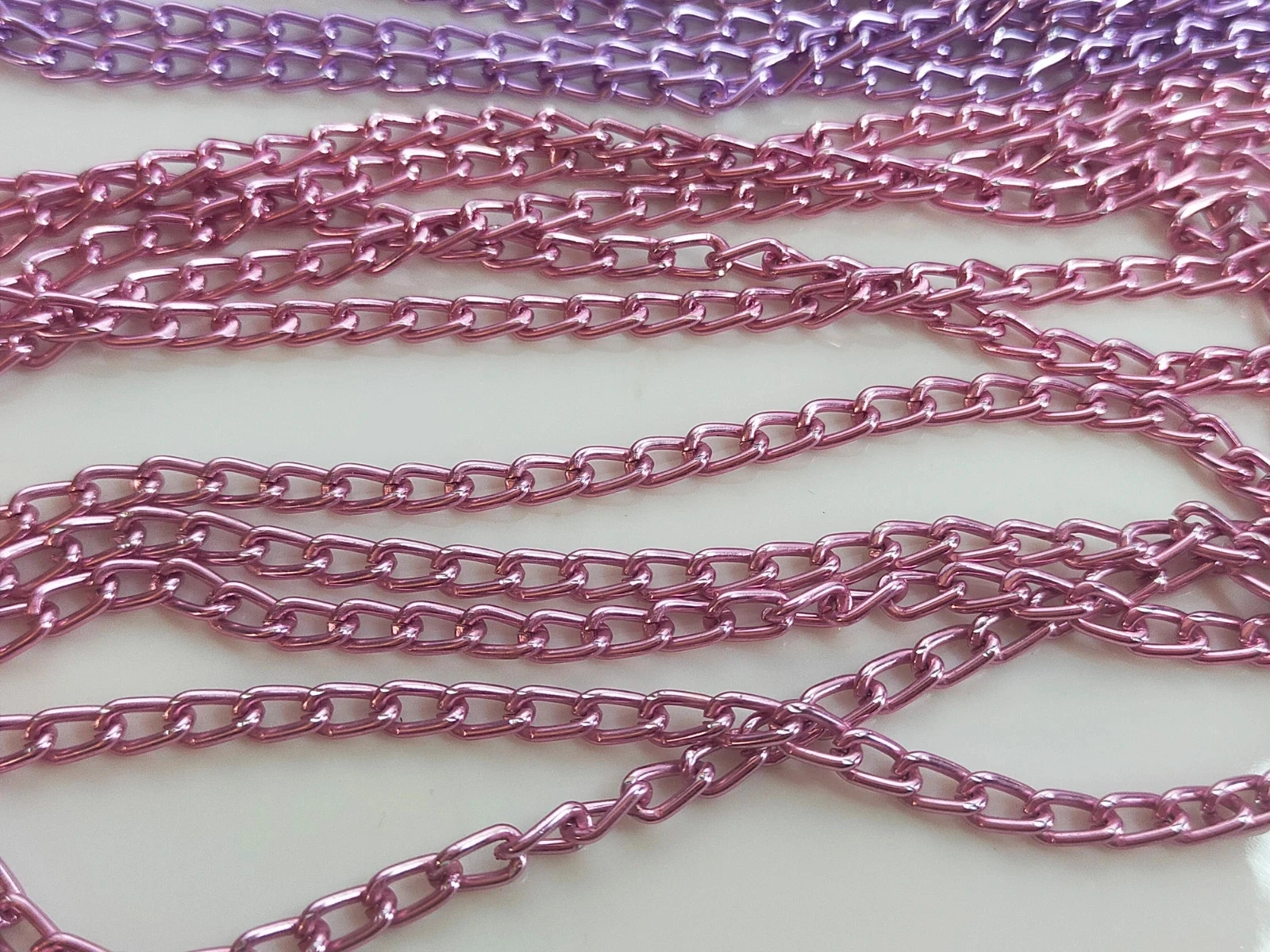 20 mètres de chaine violette, rose, noire et rouge Lot n°6740 – photo 7